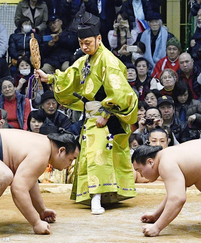 立行司が若手に数回キス 相撲協会 懲戒処分を検討 日本経済新聞