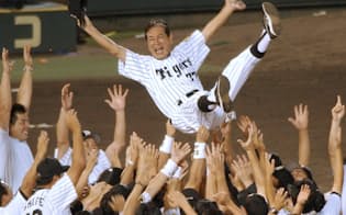 監督として阪神タイガースを18年ぶりにセ・リーグ優勝に導き胴上げされる星野仙一さん（2003年9月、甲子園球場）