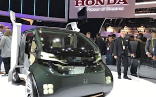 「家電のお祭り」に自動車メーカーの出展が増えている（17年1月の前回CES、米ラスベガス）