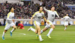 前橋育英が初優勝 全国高校サッカー 写真 共同 日本経済新聞