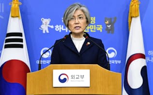 韓国外務省で慰安婦問題の新たな方針を発表する康京和外相（9日）=共同