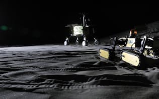 人類の生存圏、活動領域の拡大に向け、月や惑星などの表面を想定した探査ロボットの研究開発が進む（相模原市のJAXA宇宙探査フィールド）=小園雅之撮影
