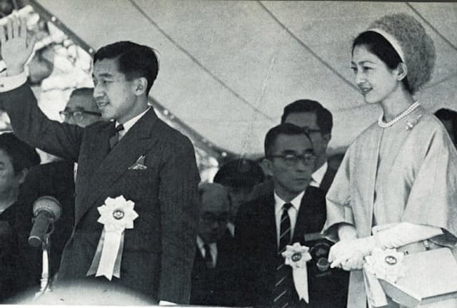 東京パラリンピックの貴賓席で入場行進に応える皇太子夫妻（日本障がい者スポーツ協会提供）