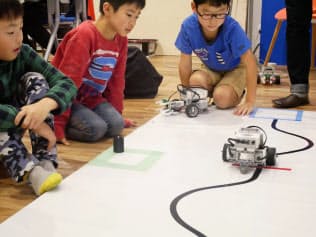 小学生らが自分でプログラムを作成してロボットを動かす（大阪府堺市の教室「ロボ団」）