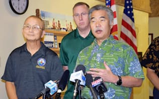 　弾道ミサイル発射の誤警報に関し記者会見するハワイ州のイゲ知事（右）=13日、ホノルルのハワイ州緊急事態管理局（共同）