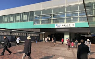 小田急と京王の路線が交わる多摩センター駅(東京都多摩市)