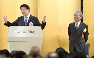 3%賃上げへの「社会的期待」は高まっているが……(5日午後、経済3団体の新年祝賀会)=共同
3%賃上げへの「社会的期待」は高まっているが……(5日午後、経済3団体の新年祝賀会)=共同