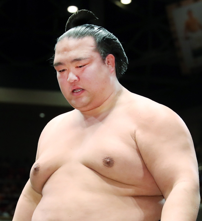 途中休場の稀勢の里 黒星先行で負の循環 日本経済新聞