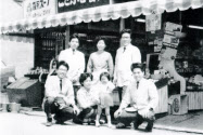 4号店まで兄弟それぞれが店長を務めた(前列右端が本人)