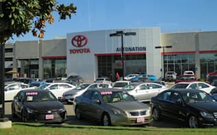 日本の自動車メーカーは米国販売を強化してきた（米カリフォルニア州の販売店）