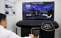 豊田合成の展示した「次世代コックピットモジュール」は手で触るだけで様々な機能を操作できる（昨年10月の東京モーターショー、東京・江東）