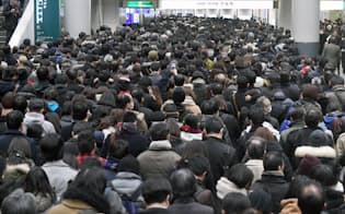 改札が閉鎖され混雑する京王井の頭線渋谷駅（22日午後、東京都渋谷区）

