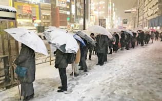 雪の影響で行列ができたタクシー乗り場（22日午後、東京都豊島区）