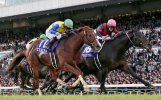 馬それぞれの特長を生かすM・デムーロ(右、昨年11月)=共同 馬それぞれの特長を生かすM・デムーロ(右、昨年11月)=共同