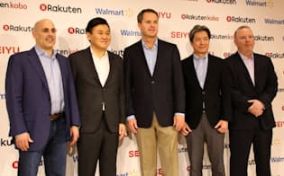 ウォルマートとの提携を発表する楽天の三木谷社長（左から2人目）=26日、都内