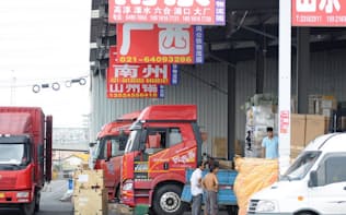 物流拠点ではトラックがひっきりなしに出入りする（上海市）