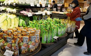 食品スーパーでは気温の低下で鍋つゆの売り上げが大きく伸びた（都内のスーパー）