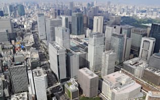 銀行のあふれた資金は不動産投融資に向かった(丸の内の高層ビル群)