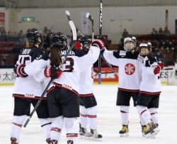 アイスホッケー女子 チェコに勝利 五輪壮行試合 写真 共同 日本経済新聞