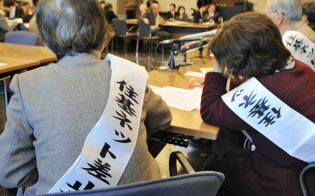住基ネット訴訟で記者会見する原告(2008年、東京都千代田区) 住基ネット訴訟で記者会見する原告(2008年、東京都千代田区)