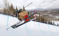 小野塚はアルペン競技や基礎スキーで培った滑りで技の完成度を高める=共同