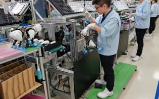 ソニーの業績が急回復している（愛知県幸田町にある犬型ロボット「aibo」の組み立て工場）