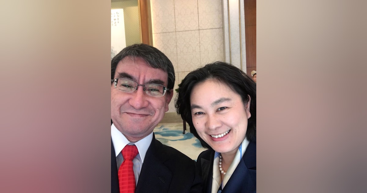 河野外相、笑顔のツーショットが話題に 中国女性報道官と - 日本 ...