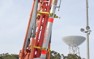 報道陣に公開されたJAXAのミニロケット「SS-520」5号機(2日午後、鹿児島県肝付町)
