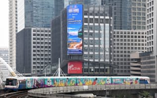 タイ・バンコクの高架鉄道BTSの車両や沿線のビルの壁面にVGIグローバルメディアが載せた広告（柏原敬樹撮影）