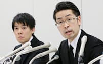 資金流出問題を受けて記者会見するコインチェックの和田晃一良社長(左)。右は大塚雄介最高執行責任者(1月26日、東証)