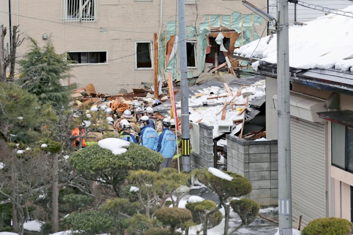 盛岡で住宅爆発3人重軽傷 屋根飛び 周辺19棟も被害 日本経済新聞 盛岡で住宅爆発3人重軽傷 屋根飛び 周辺19棟も被害 日本経済新聞