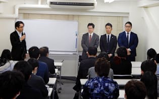 被害者団体代表者（左）と弁護士らが対  応を話し合った（3日、東京都港区）