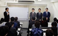 被害者団体代表者（左）と弁護士らが対応を話し合った（3日、東京都港区）