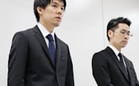 記者会見したコインチェックの和田晃一良社長(左)と大塚雄介COO（26日夜、東証）