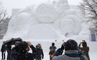 「鉄腕アトム」などのキャラクターの大雪像(5日午前、札幌・大通公園)=共同 「鉄腕アトム」などのキャラクターの大雪像(5日午前、札幌・大通公園)=共同