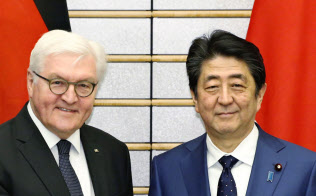 会談前に握手するドイツのシュタインマイヤー大統領(左)と安倍首相(6日午後、首相官邸)=共同 会談前に握手するドイツのシュタインマイヤー大統領(左)と安倍首相(6日午後、首相官邸)=共同