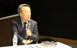 学生たちとの議論に参加する池上彰教授(池上彰先生に「いい質問」をする会。2017年12月8日、東京工業大学大岡山キャンパス)=東工大提供 学生たちとの議論に参加する池上彰教授(池上彰先生に「いい質問」をする会。2017年12月8日、東京工業大学大岡山キャンパス)=東工大提供