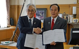 根岸秋男社長(左)と上田清司知事が協定書を交わした(7日、埼玉県庁)
