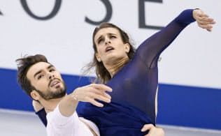 アイスダンス優勝候補のパパダキス（右）、シゼロン組のフリー＝共同