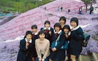 修学旅行先の北海道で小平選手（前列左）と担任教諭の奥田さん（前列左から2人目）ら