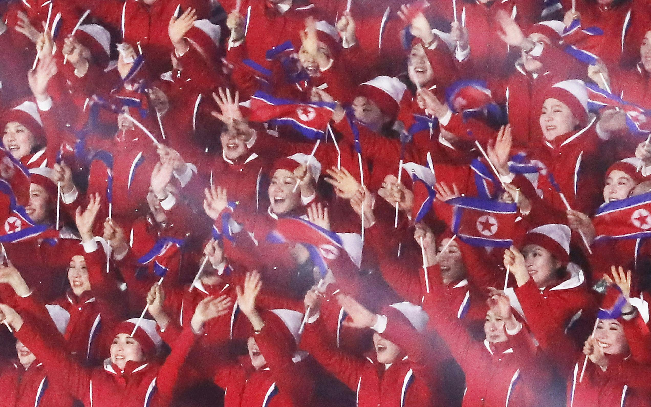 平昌五輪開幕 旗手 葛西を先頭に入場 写真 日本経済新聞 平昌五輪開幕 旗手 葛西を先頭に入場 写真 日本経済新聞