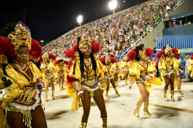 リオのカーニバル最高潮 観光客 最多の150万人 日本経済新聞