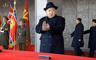 平壌で軍事パレードを観閲する金正恩労働党委員長の映像。北朝鮮の朝鮮中央テレビが8日放映した=共同