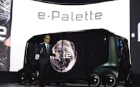 コンセプト車「eパレット」を発表するトヨタ自動車の豊田章男社長（1月、米ラスベガス）