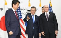 　記念撮影に応じる（左から）安倍首相、韓国の文在寅大統領、ペンス米副大統領=9日、韓国・平昌（共同）