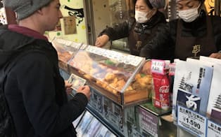 日本の観光地ではカードが使えないところが多い（東京・台東）
