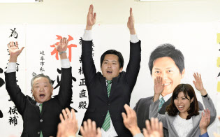 岐阜市長選で初当選し、万歳する柴橋正直氏(1月28日夜、岐阜市)=共同 岐阜市長選で初当選し、万歳する柴橋正直氏(1月28日夜、岐阜市)=共同