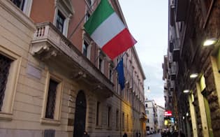 イタリア国民の託す未来は…（ローマの街角に掲げられたイタリア国旗）