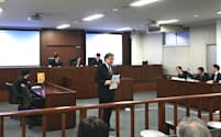 明治大学の法廷教室で開かれた自動運転事故の責任を巡る模擬裁判では、研究者や弁護士、省庁や企業の担当者らが議論を交わした（2018年2月16日、東京都千代田区）
