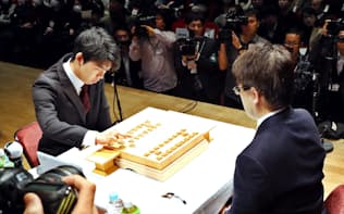 藤井聡太五段(左)の先手で始まった第11回朝日杯将棋オープン戦準決勝。右は対戦相手の羽生善治竜王（17日午前、東京都千代田区）

